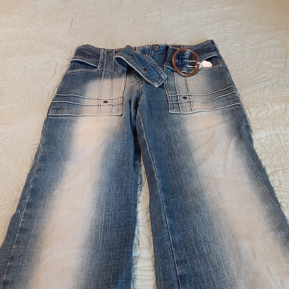 Stretchy faded belt jeans